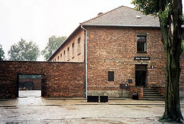 1600px-Auschwitz_-_Blok_Smierci_and_The_Execution_Wall_Sk06_C_P.jpg