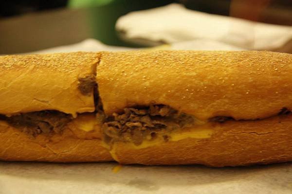 赫赫有名的 &quot;cheese steak&quot; , 真的好好吃喔~ 難怪店家很臭屁地在牆上寫道:「No one can beat our meat.」