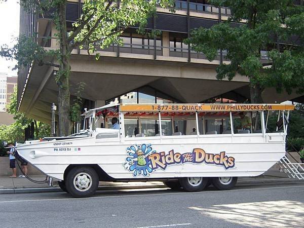 美國好多城市都看得到這種好像鴨母船的&quot;Ride the Ducks&quot; 的遊覽車.