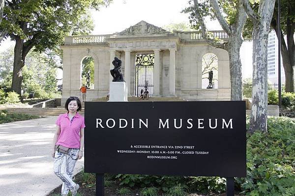 Rodin Museum 館前綠蔭成林,碧草如茵