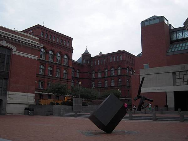 一路走來,來到了Smithsonian Castle(史密森尼城堡)