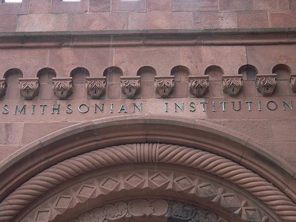 正門上的題字&quot;Smithsonian Institution&quot; (史密森尼協會)