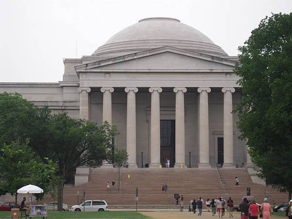 同屬於史密森尼學會的&quot;國家藝廊&quot;(National Gallery of Art),就在史密森尼城堡的正對面.華盛頓國家藝廊是美國第二大美術館,規模僅次於紐約大都會博物館.