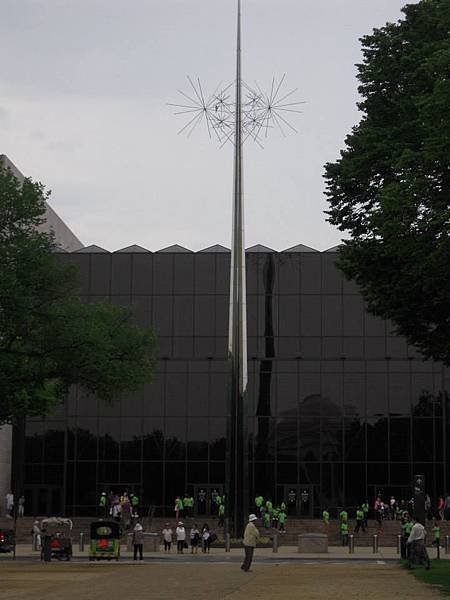 同樣位於國家廣場上的&quot;國家航空博物館&quot; (National Air and Space Museum) 國家廣場上遍佈著博物館,如果每個博物館都想進去瞧瞧的話,那得在這邊多住幾天才行!