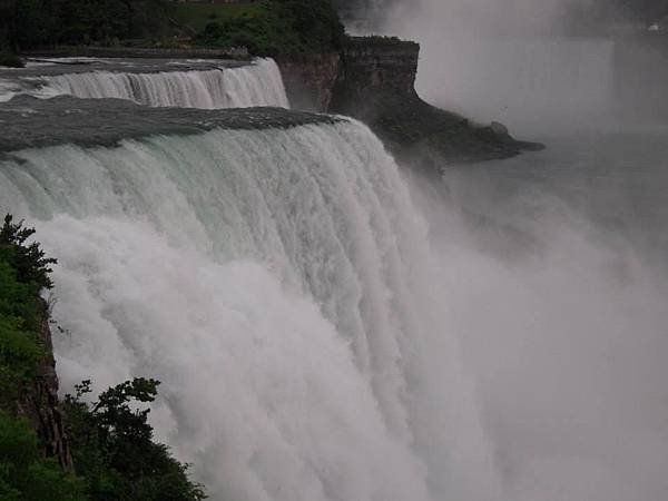 過了Niagara Falls 的遊客中心,氣勢磅礡的景象馬上映入眼簾,我們興奮地忍不住大叫!!!