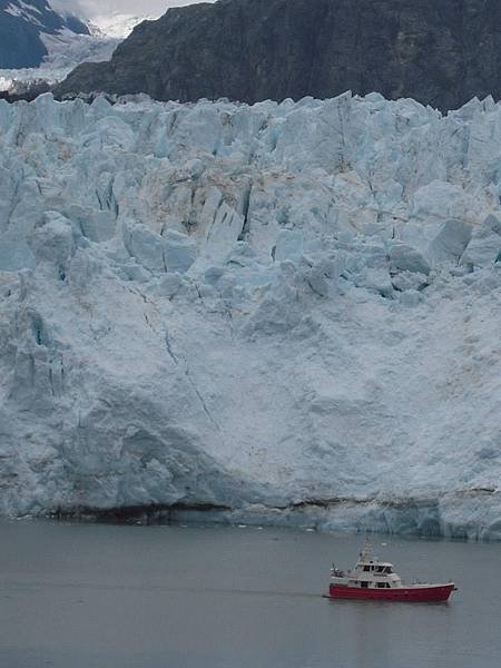 並且慢慢地旋轉360度,讓遊客能充份觀賞Margerie Glacier 的美