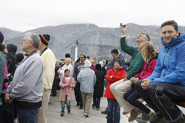 遊輪上的旅客不分國籍、不分語言,大家都讚嘆著眼前的美景