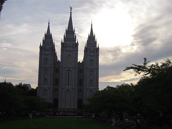 摩門教的總部&quot;聖殿廣場&quot;(Temple Square), 可惜西曬太嚴重,這個角度大逆光!後悔自己沒有早點出門... -_-#