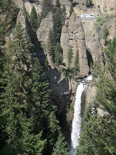 Tower Falls (高塔瀑布), 它的名稱來自於瀑布旁火山岩形成的石柱