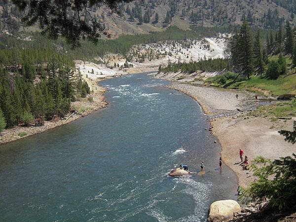 下面流過的是Yellowstone River (黃石河)