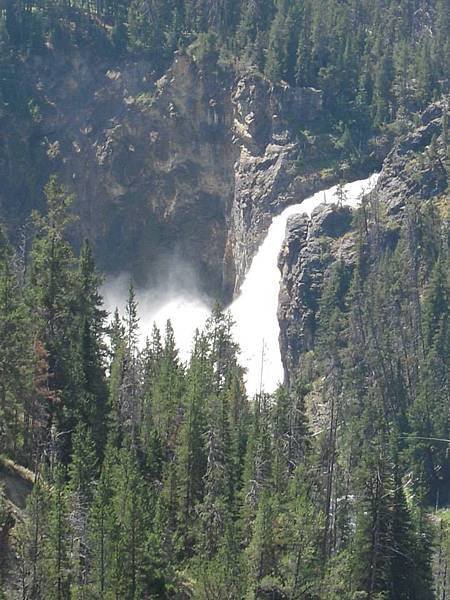 前往Brink of Lower Falls (下瀑布邊緣) 的步道上,可以看到上瀑布.這個步道落差有點大,下去時邊走邊挫咧等,等一下我怎上得來嗎???