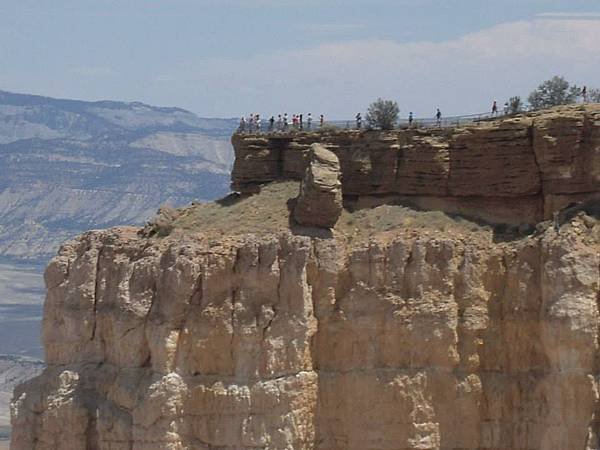 遠方人群聚集處,即是Bryce Point (布萊斯點)