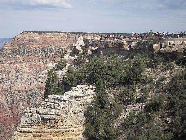 往Yavapai Ponit 走時,回頭看Mather Point