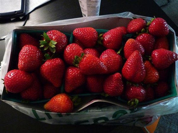 Strawberry@farmer&apos;s MKT (3).JPG