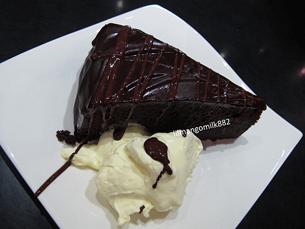 warm chokolait mud cake.png