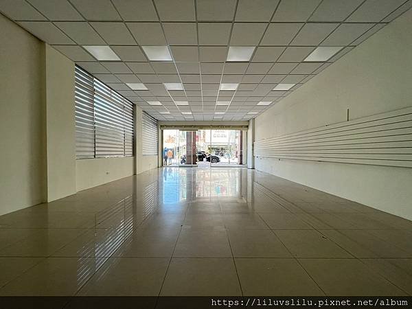 LINE_ALBUM_60000縣九三角窗寬敞店面（献）_230606_3.jpg