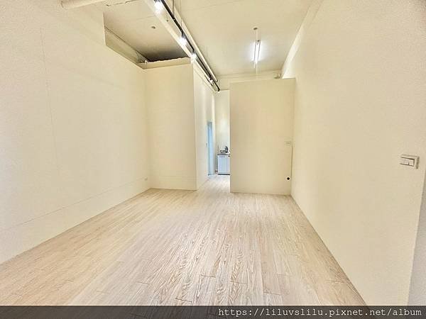 新竹縣竹北市~縣政八街~租75,000元~光明國小角間雙店面