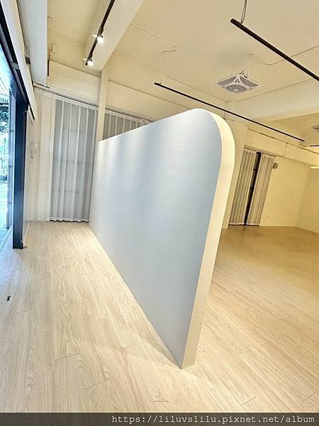新竹縣竹北市~縣政八街~租75,000元~光明國小角間雙店面