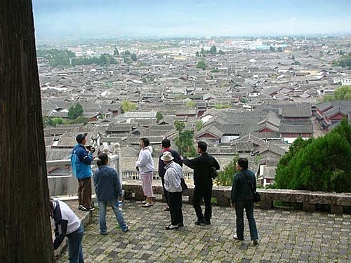 8麗江古城~~導遊帶我們從山上的萬古樓下車走路下山，才能居高臨下看到這景色