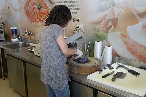 老闆娘把全雞去頭去腳