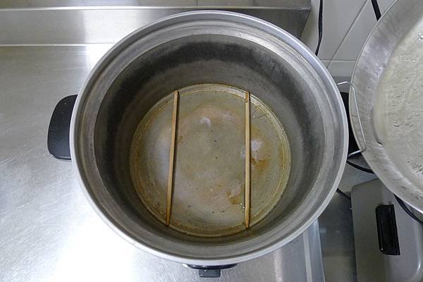 外鍋放2根免洗筷