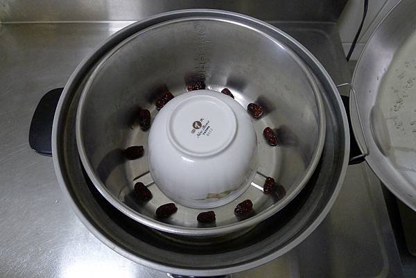 碗公和紅棗放入內鍋