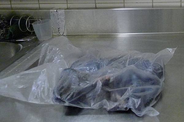 全雞變扁了_在塑膠袋中