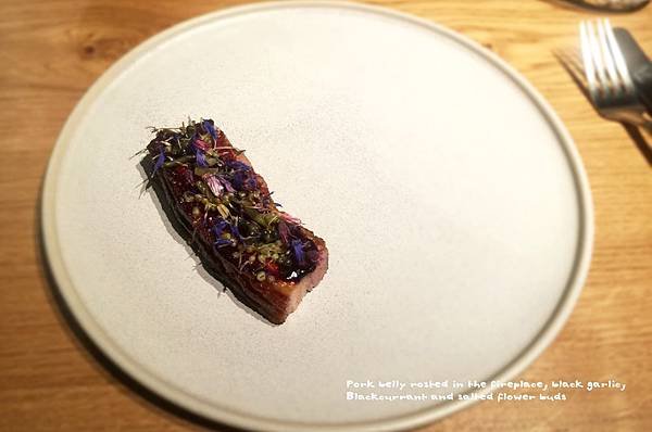 042●Pork belly rosted in the fireplace, black garlic....JPG