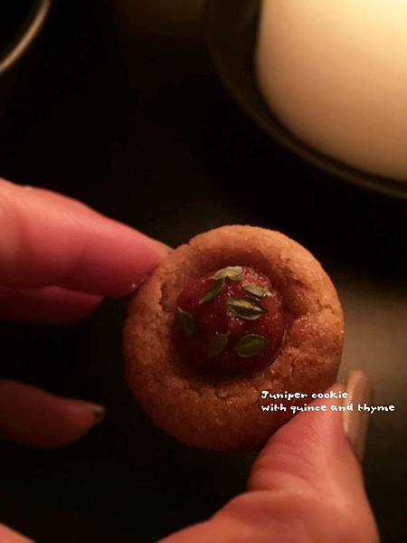 057●Juniper cookie with quince and thyme.JPG