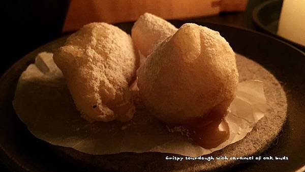 056●Crispy sourdough with caramel of oak buds.JPG