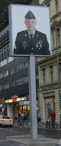 800px-Denis-apel-Checkpoint-Charlie_1.jpg