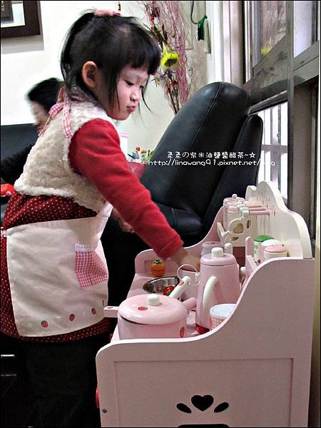 2011-1225-Yuki 4歲生日禮物-Mother Garden 木製玩具大草莓粉紅廚房組 (15)