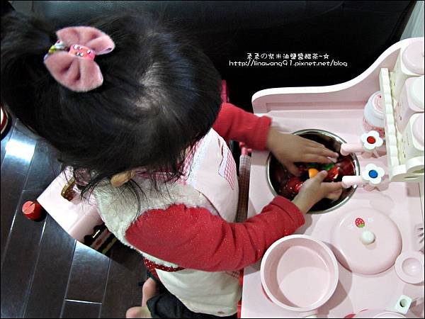 2011-1225-Yuki 4歲生日禮物-Mother Garden 木製玩具大草莓粉紅廚房組 (18)