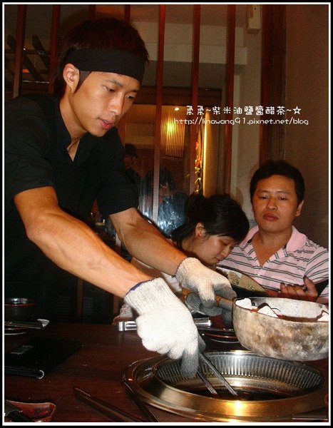 2009-0905-新橋燒肉店-店員放炭火.jpg