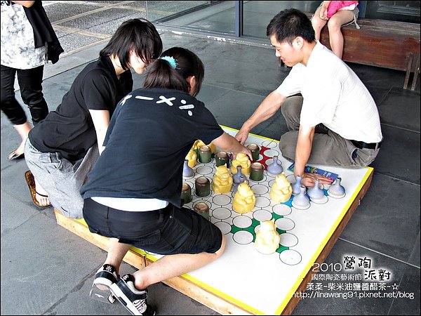 2010-0709-國際陶瓷藝術節 (58)-陶瓷跳棋.jpg