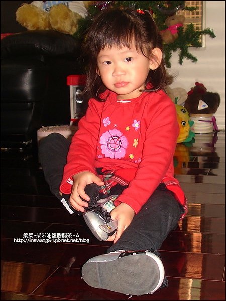 2010-0228-Yuki2Y2M自己穿鞋子.jpg