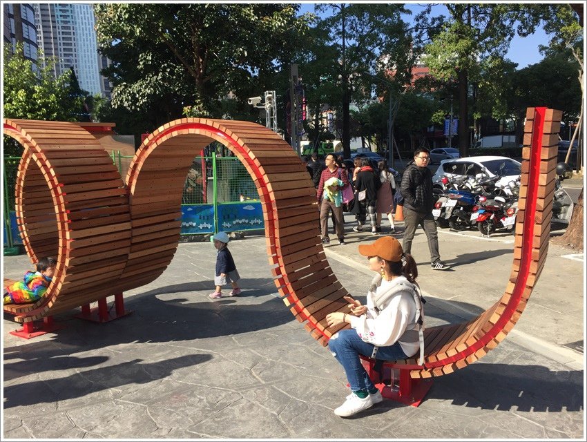 台中親子旅行-台中西屯UNO市集全台最大超過30個繽紛貨櫃屋市集，玻璃盒旋轉木馬小火車