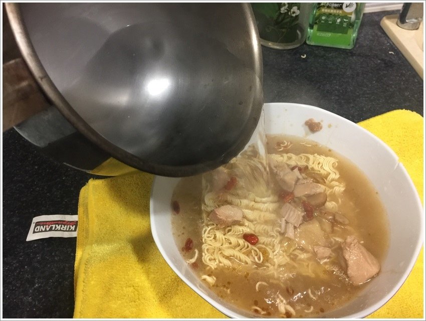 台南美食-台酒麻油雞麵PK味王麻油雞麵原汁原味的酒味