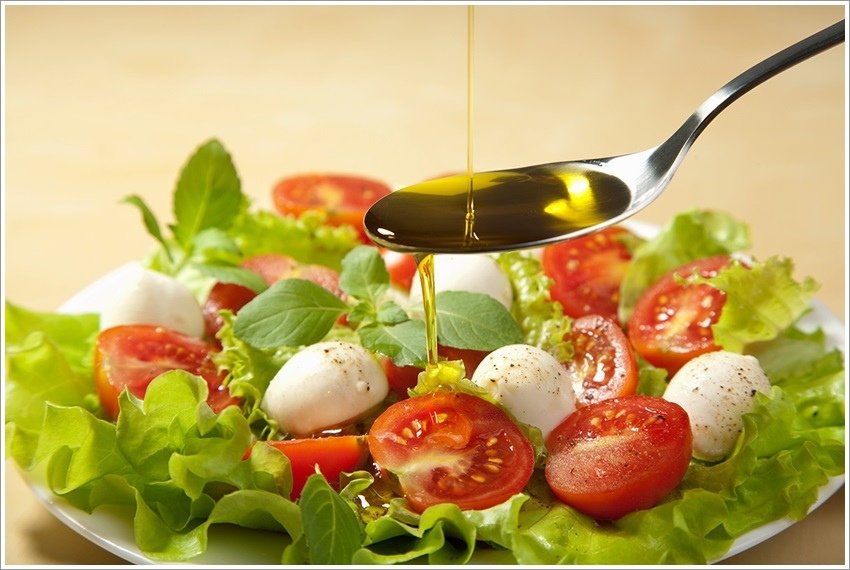 salad-with-olive-oil-(high-resolution).jpg