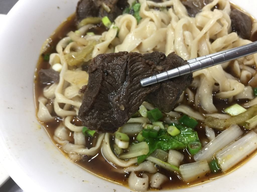 台南美食-鄉野手工拉麵cp值高偏粗麵條滷菜好吃豆干入味拉麵和乾麵份量都給很多滷味推