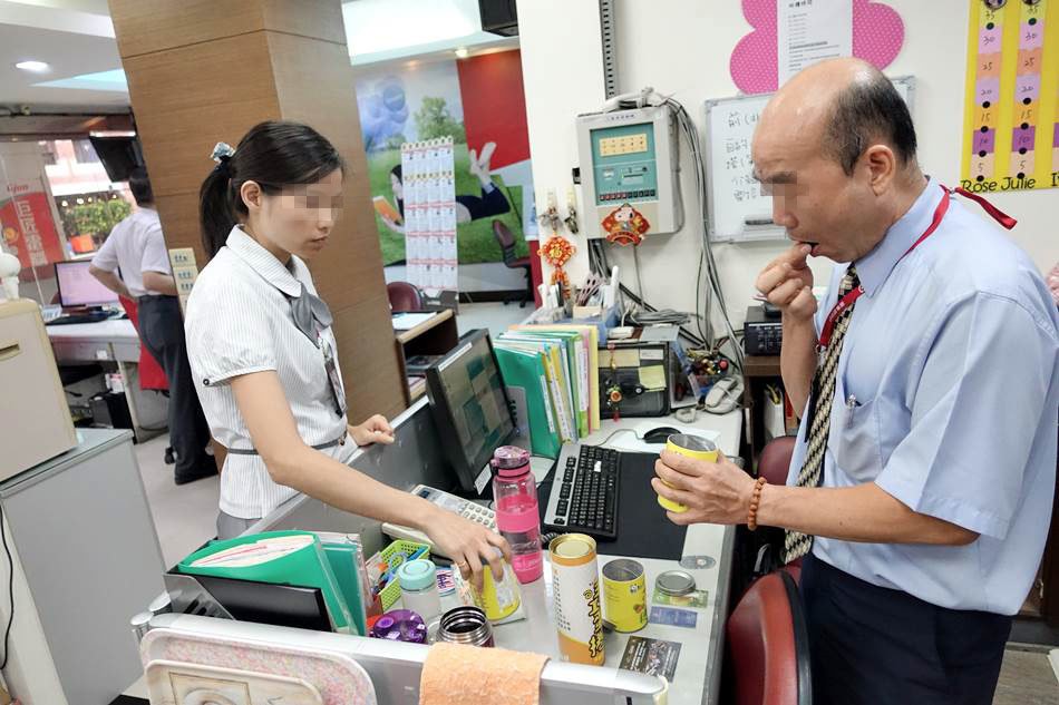 團購美食-三峽伴手禮名產38熊手工蛋捲販售花生糖飲品蛋捲霜淇淋蜜餞可宅配，滿千免運