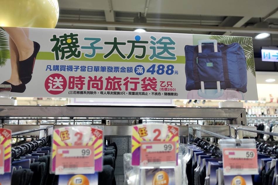 高雄親子-左營J-Mart佳瑪進口精品生活館精選最流行與優質商品有爸爸休息區好貼心的親子互動逛街好地方