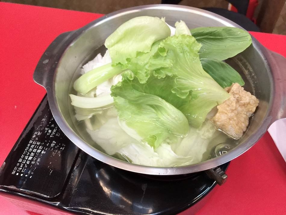 台南美食-老外小火鍋現煮柴魚高湯鮮甜牛肉吃的到淡淡甜味價位130元超便宜