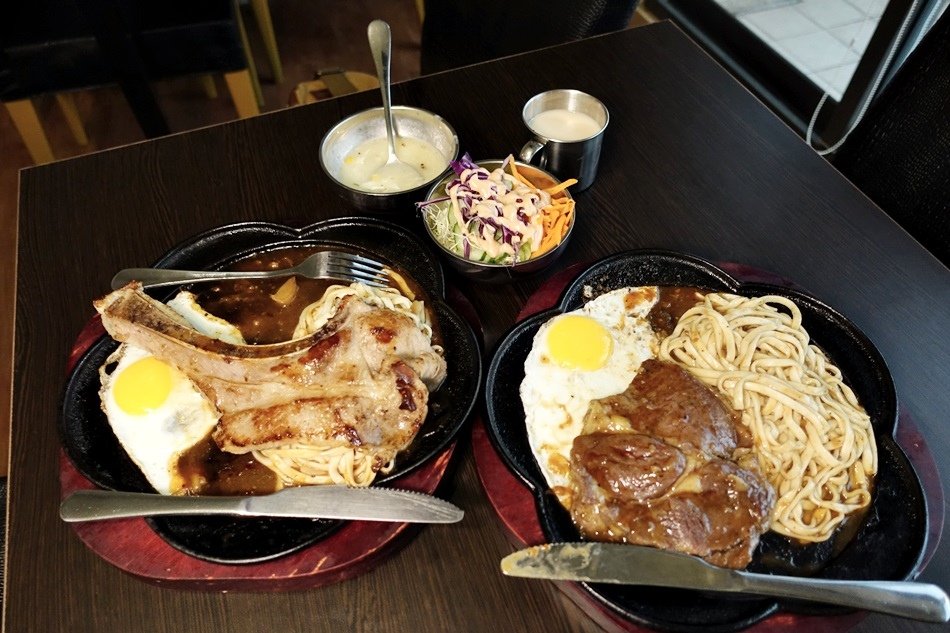 台南美食-麻豆午食5分鐵板牛排麻豆店現場自助區無限量供應肉厚不重組肉配菜精緻好吃特別推薦超好喝珍珠奶茶超好喝厚切巨無霸排餐，盡情爽快吃肉