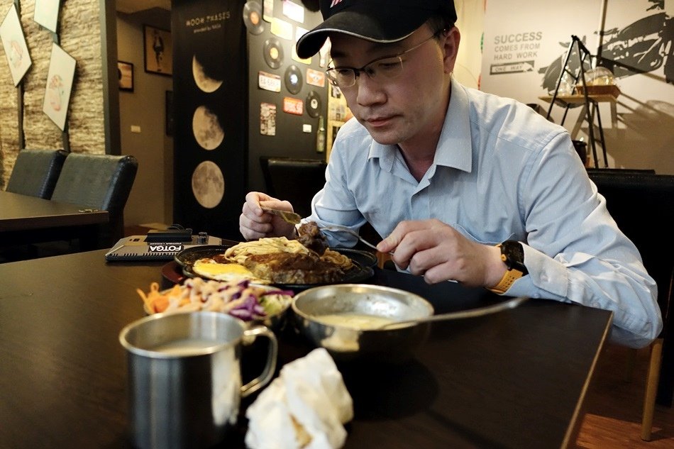 台南美食-麻豆午食5分鐵板牛排麻豆店現場自助區無限量供應肉厚不重組肉配菜精緻好吃特別推薦超好喝珍珠奶茶超好喝厚切巨無霸排餐，盡情爽快吃肉