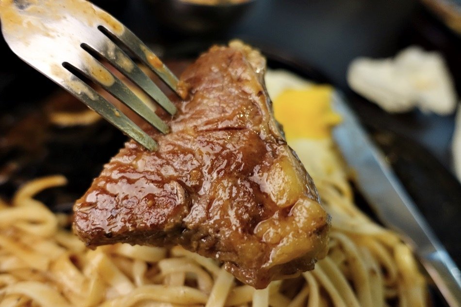 台南美食-麻豆午食5分鐵板牛排麻豆店現場自助區無限量供應肉厚不重組肉配菜精緻好吃特別推薦超好喝珍珠奶茶超好喝厚切巨無霸排餐，盡情爽快吃肉