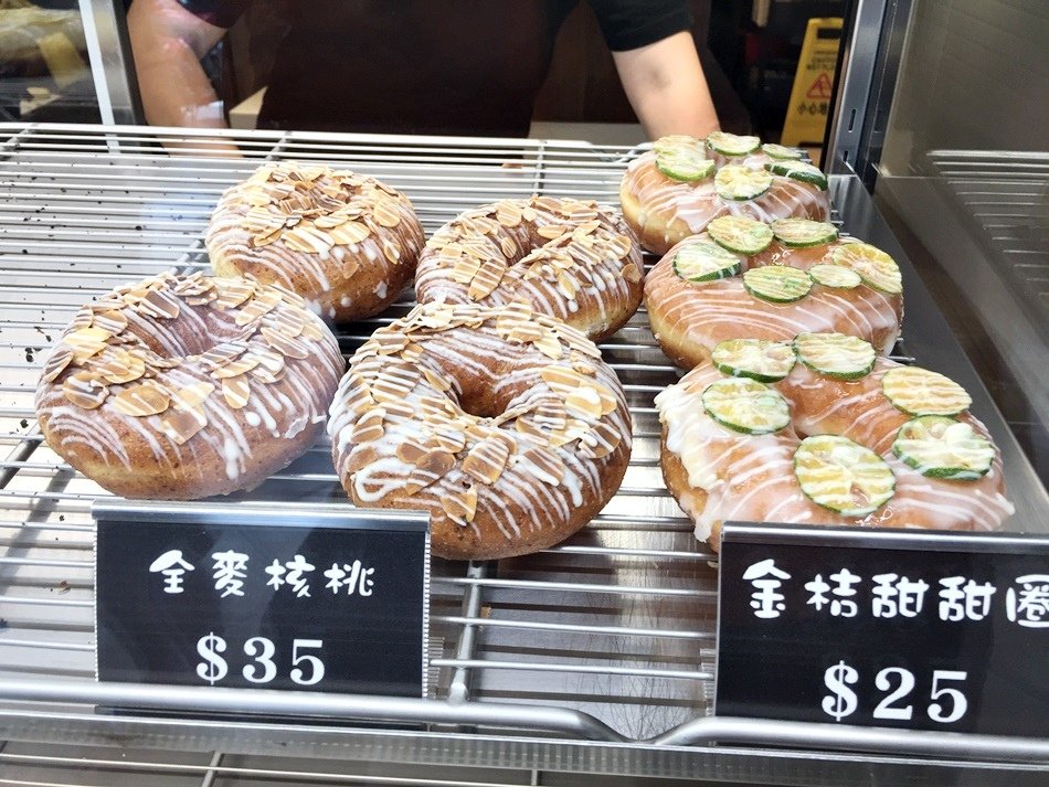 台南美食-朵莉屋甜甜圈不同於小米甜甜圈的口味多種口味脆皮甜甜圈的酥脆好味多種造型甜甜圈