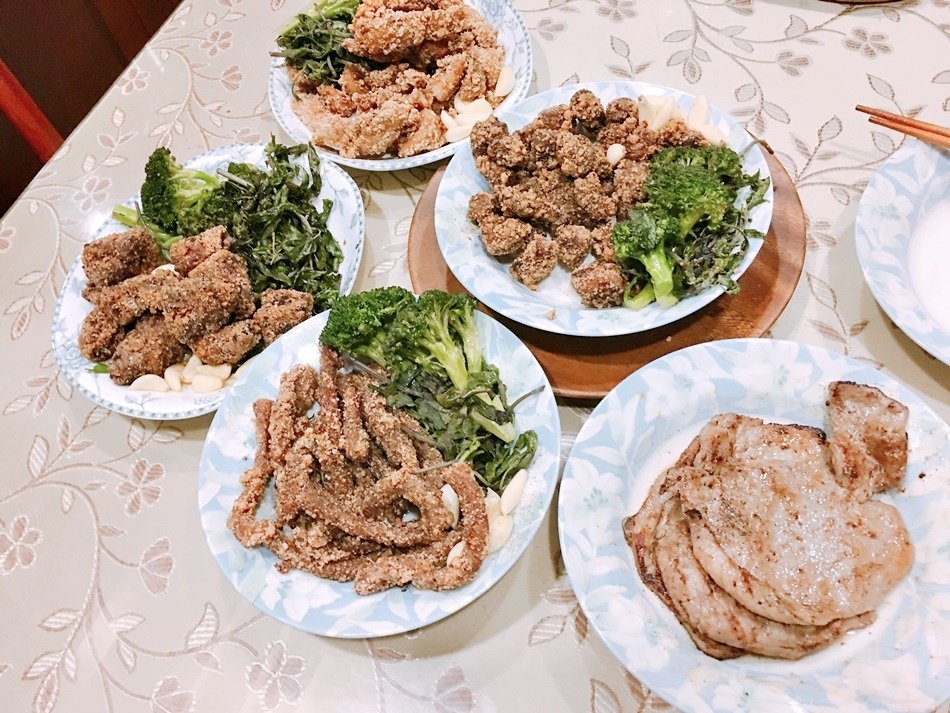 台南扮手禮美食-學甲鼎香珍食品過年烤肉必備保證口齒留香食材產地直送國宴大廚愛用食材醃製美味的排骨酥、肉質甜美台灣骰子豬肉與烤肉片學甲虱目魚柳