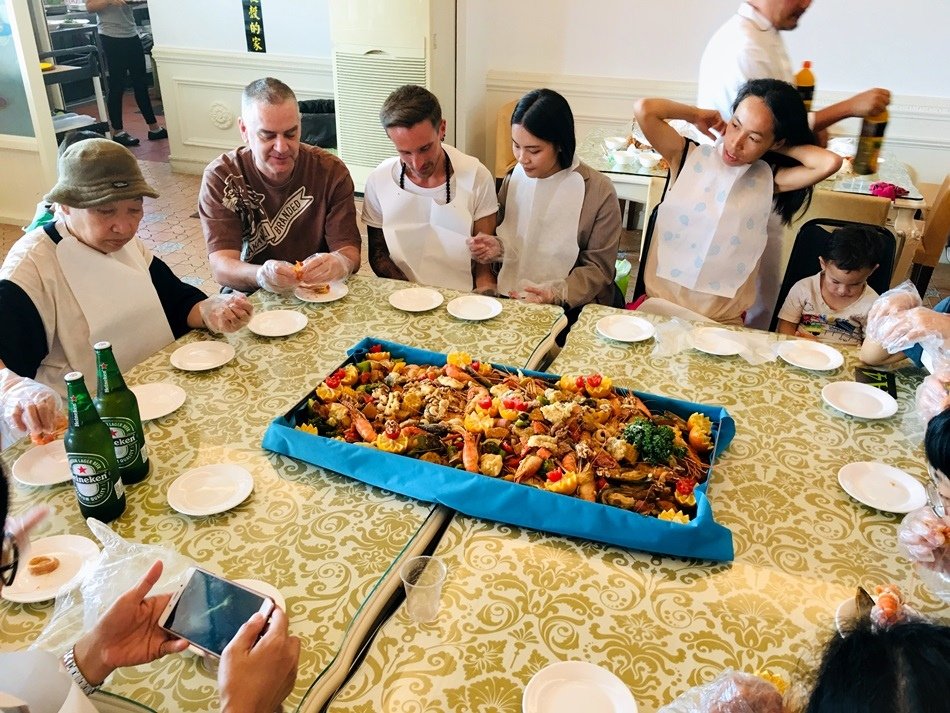 屏東隱藏版美食-黃金蝦無毒泰國蝦餐廳高材生返鄉養蝦外場有親子樂園泰國蝦品質很好每隻都有肥美蝦膏