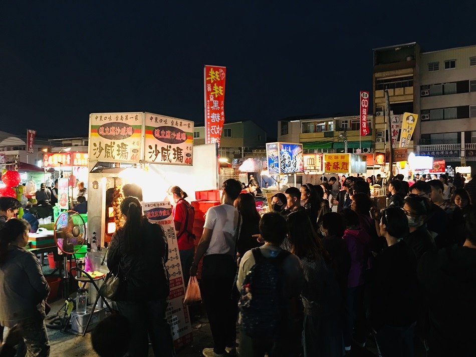 台南武聖夜市在地人愛逛的夜市叫賣哥、沙威瑪、烤香腸